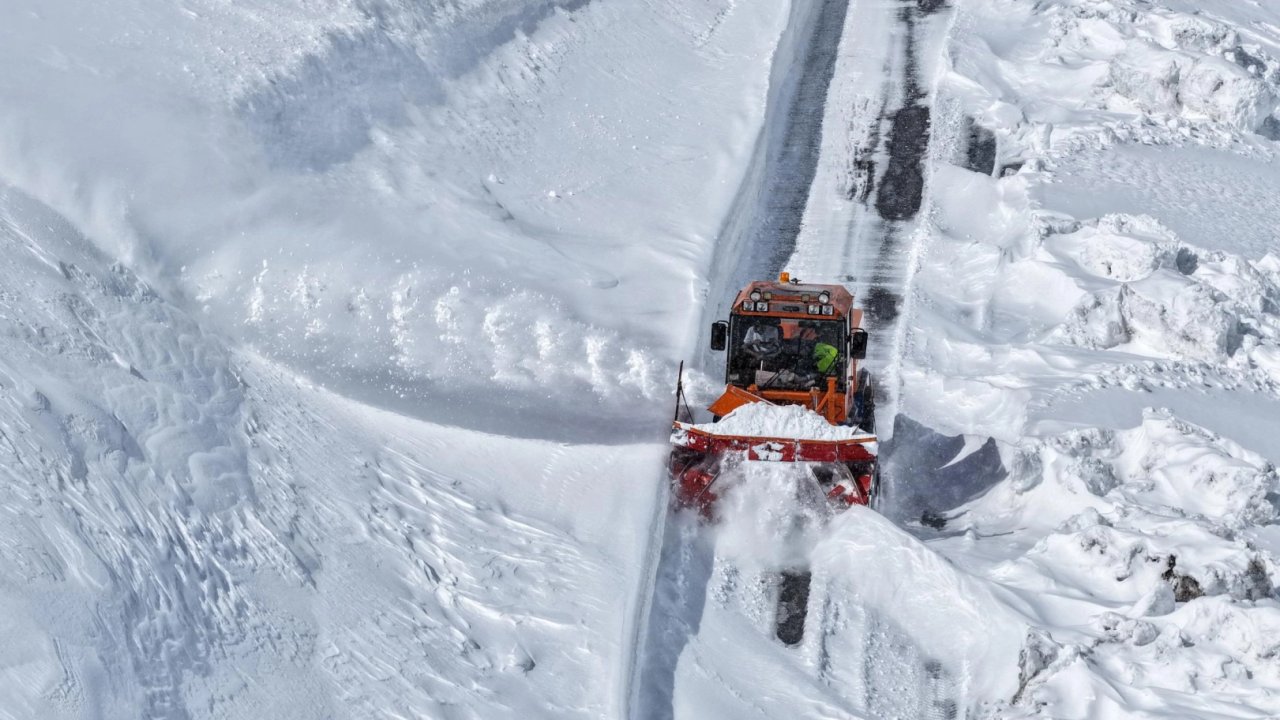 Bahar Van'a gelemedi! Karla mücadele sürüyor