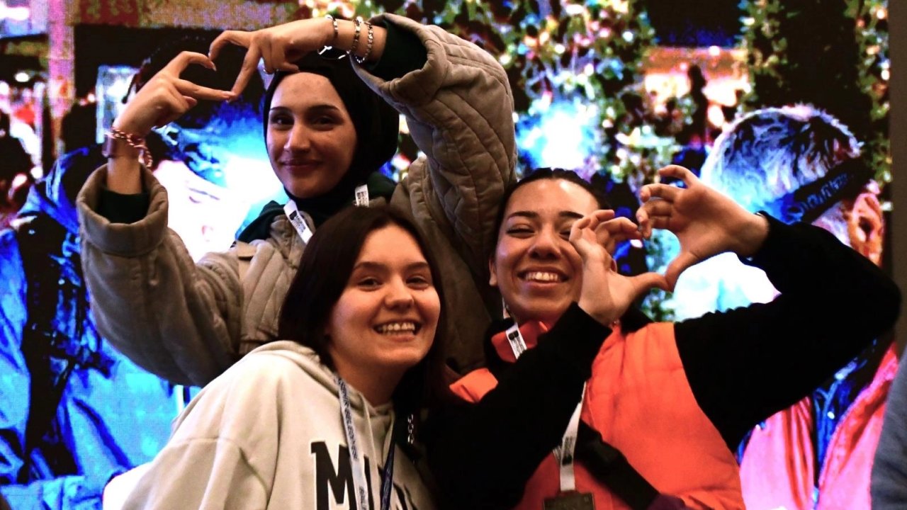 Balıkesir’de 'Avlu Gece Oryantiringi' renkli görüntülere sahne oldu