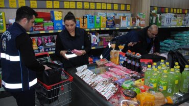 Bayram öncesi zabıtadan marketlere şok baskın