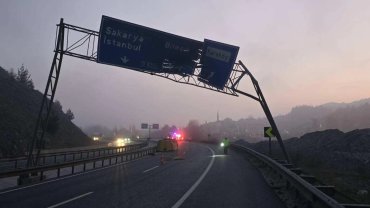 Bilecik Pazaryeri'nde trafikte dikkatsizlik! Açılan damper tabelayı devirdi