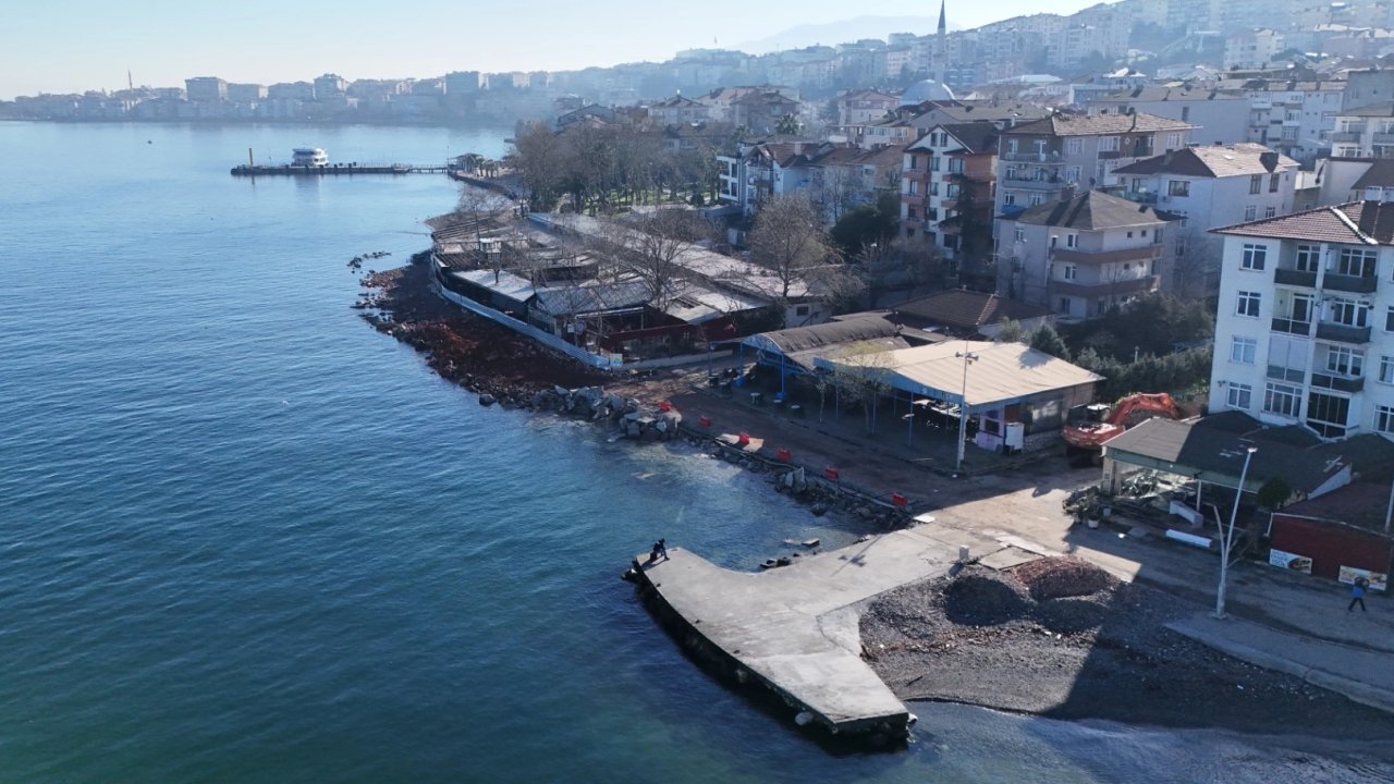 Bir dalga kırıcı set de Değirmendere sahiline