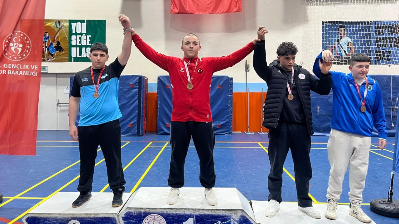 Bursa Büyükşehirli güreşçiler madalyaları topladı