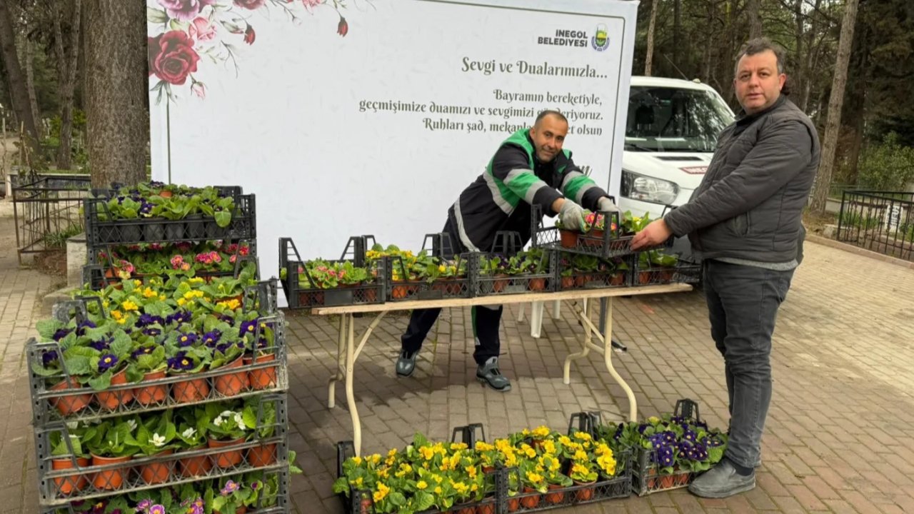 Bursa İnegöl’de mezarlıklar çiçek bahçesine büründü