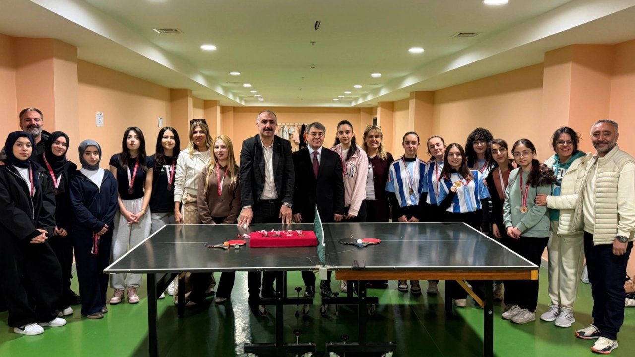 Bursa Mudanya'da masa tenisinde şampiyon Ahmet Rüştü Anadolu Lisesi