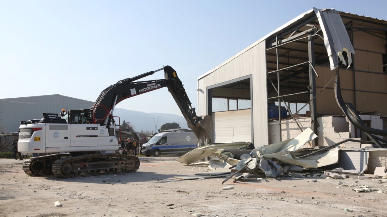 Bursa Nilüfer’de 4 kaçak bina yıkıldı