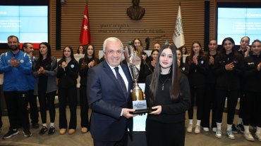 Bursa Nilüfer’in genç sporcuları başarılarını mecliste paylaştı