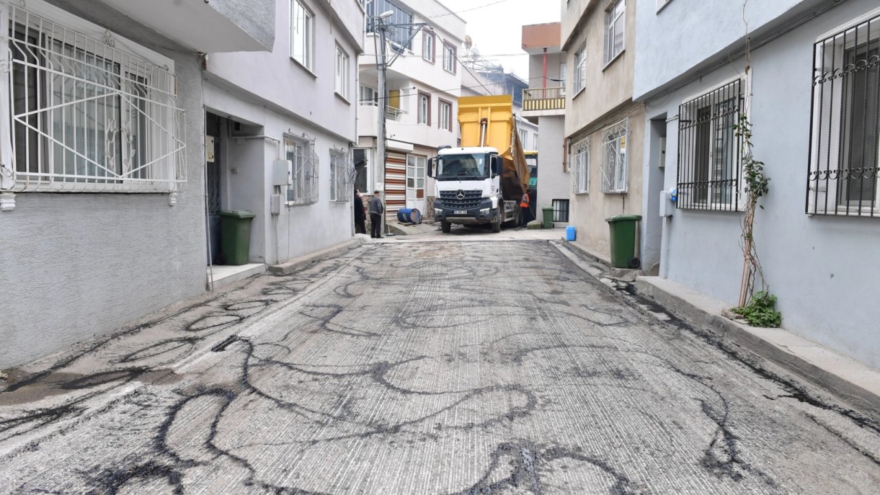 Bursa Osmangazi’de sokaklardaki yollar yenileniyor