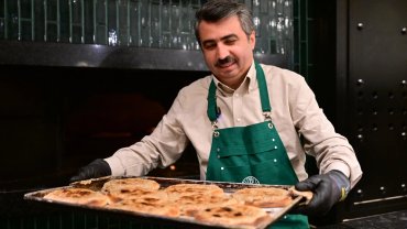 Bursa Yıldırım'da Başkan Yılmaz önce pişirdi, sonra ikram etti