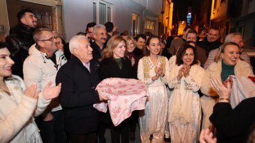 Bursa'da Başkan Bozbey sahurda Arnavut böreği ve tatlı topladı