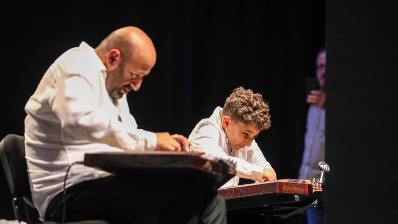 Bursa'da kanun resitalinde dede torun kapıştı