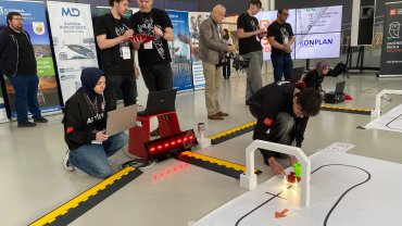 Bursalı öğrencilerden Çekya’da robotik başarısı