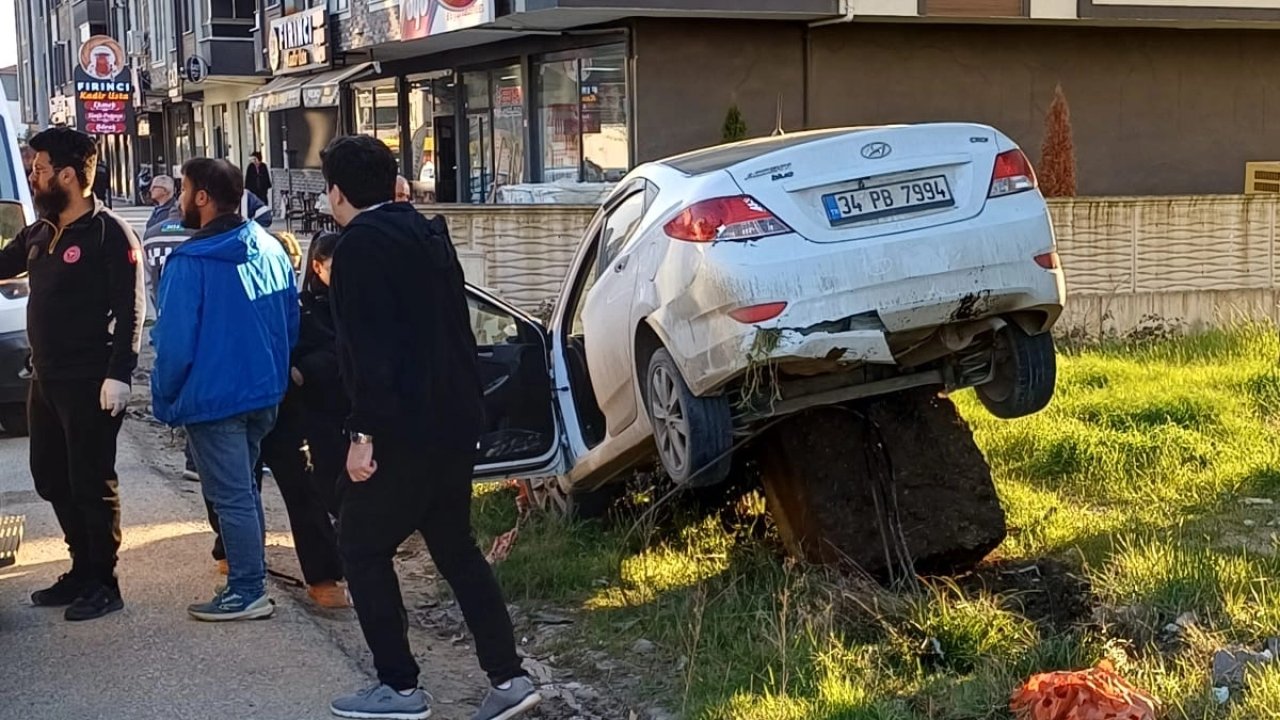 Düzce’de kontrolden çıkan otomobil kayaya çarptı: 2 yaralı!