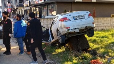 Düzce’de kontrolden çıkan otomobil kayaya çarptı: 2 yaralı!