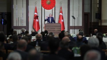 Erdoğan esnafla iftarda buluştu: Bölgesel türbülanstan başarıyla çıkacağız