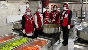 Erzurum'da üniversite öğrencilerine 'anne eli' iftar