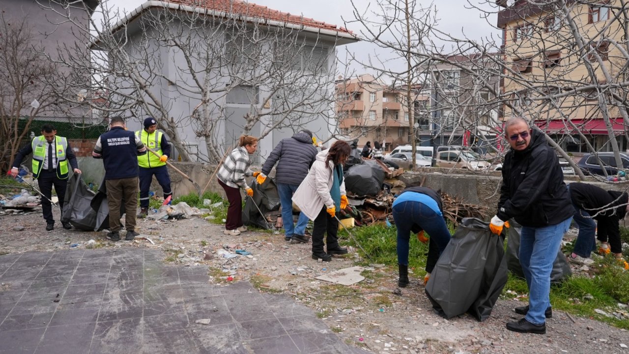 İstanbul Maltepe’de gönüllülerle birlikte bayram temizliği