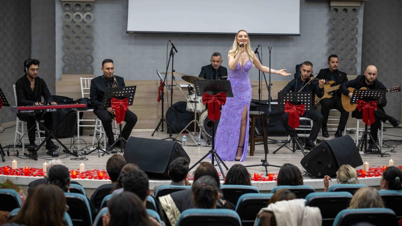 İzmir Bornova’da aşk şarkıları gecesi