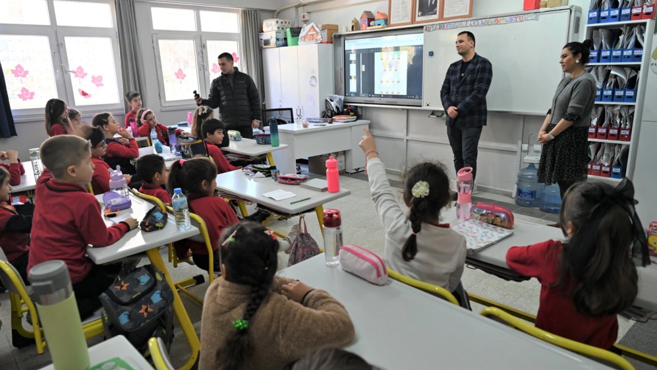 İzmir Bornova'da Başkan Eşki 'Hayat Bilgisi'nde yerel yönetimleri anlattı