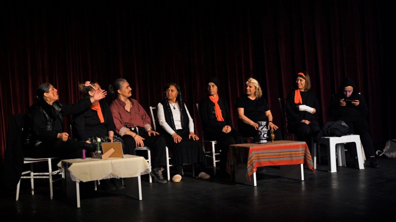 İzmir Bornova’da kadınların hikâyeleriyle sahneye taştı