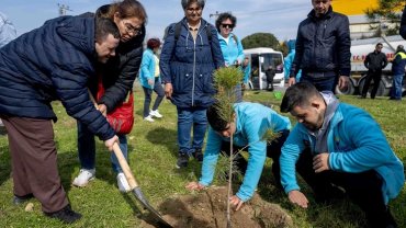 İzmir Bornova'nın en özel fidanları toprakla buluştu