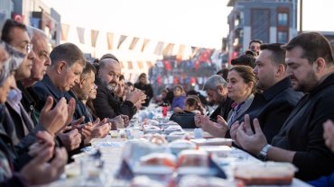 İzmir Çamdibi’nde binlerce kişilik iftar sofrası 