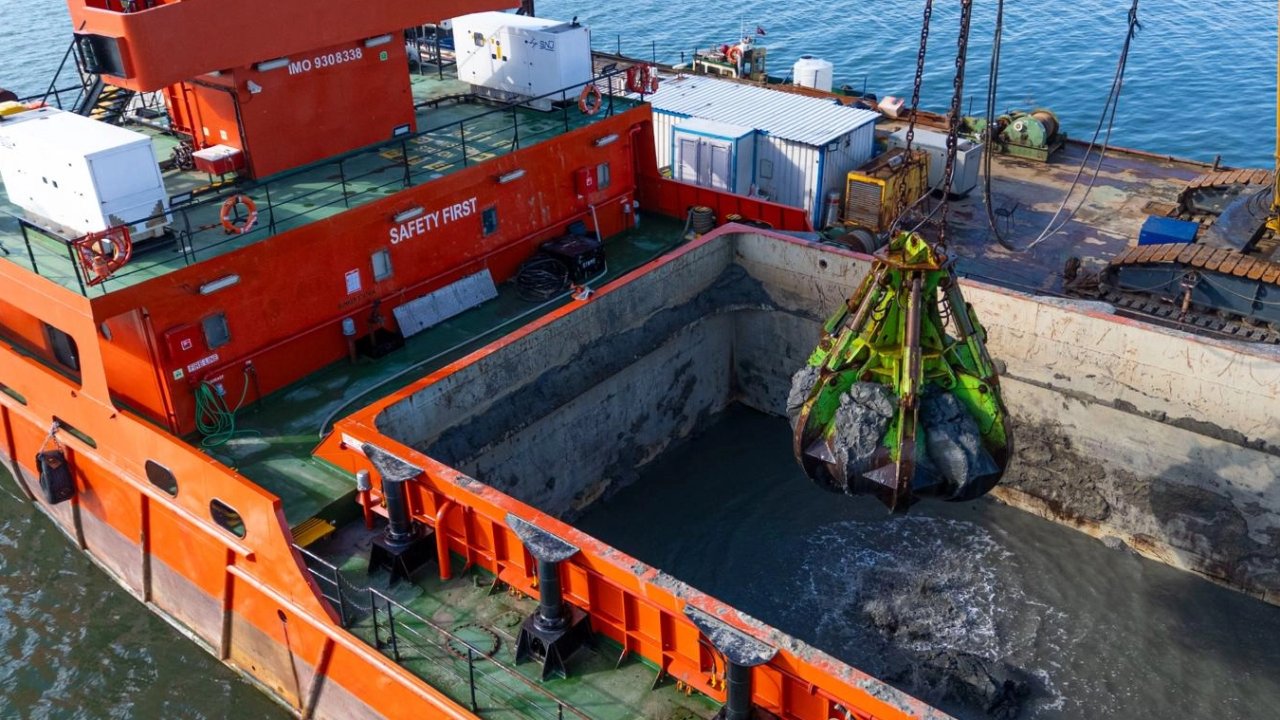 İzmir Körfezi'nden 1 milyon ton çamur çıkarıldı