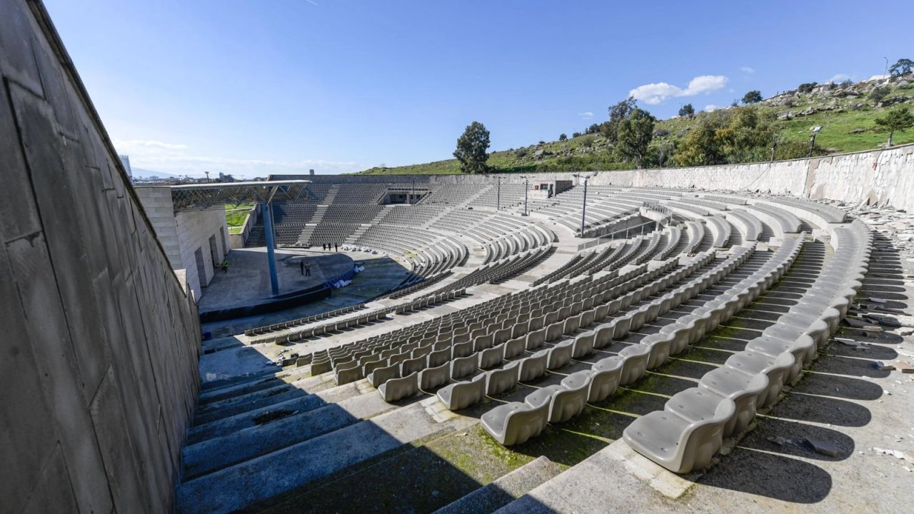 İzmir'de Aşık Veysel Amfi Tiyatro'ya yeni sezon öncesi bakım