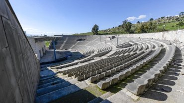 İzmir'de Aşık Veysel Amfi Tiyatro'ya yeni sezon öncesi bakım