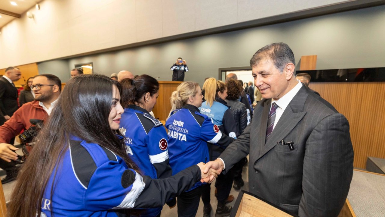 İzmir'de Başkan Tugay personelle bayramlaştı