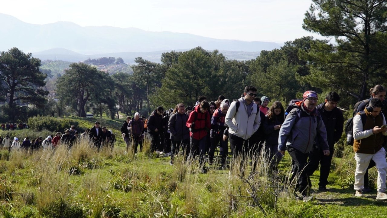 İzmir'de gençler baharı doğayla karşıladı