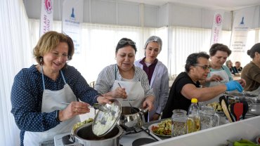 İzmir'de Mahalle Mutfağı açıldı