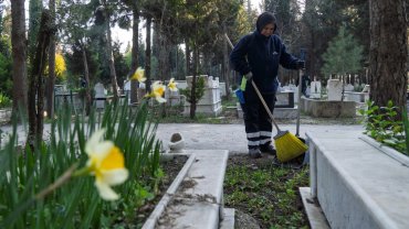 İzmir'de mezarlıklar bayrama hazırlanıyor