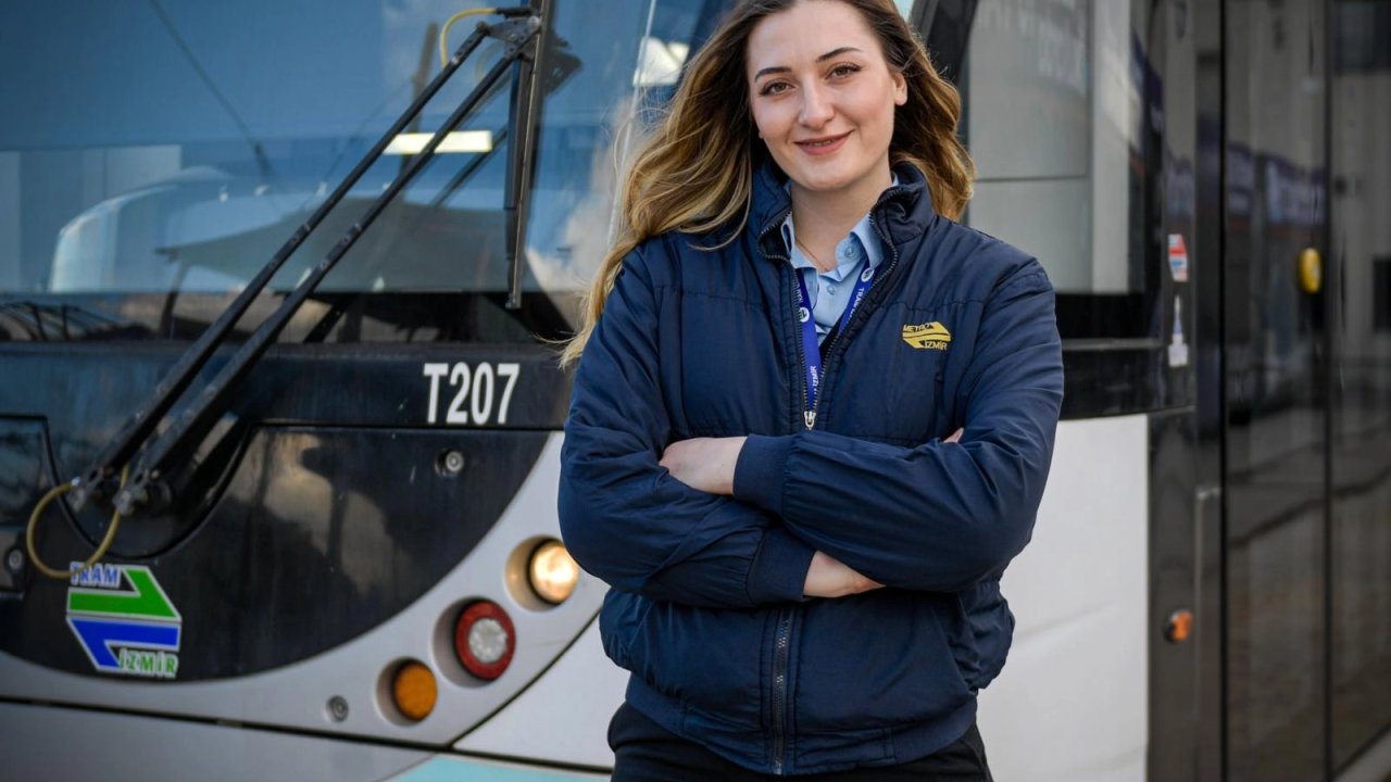 İzmir’de tramvay koltuğunda bir kadın... Raylarda kadın gücü