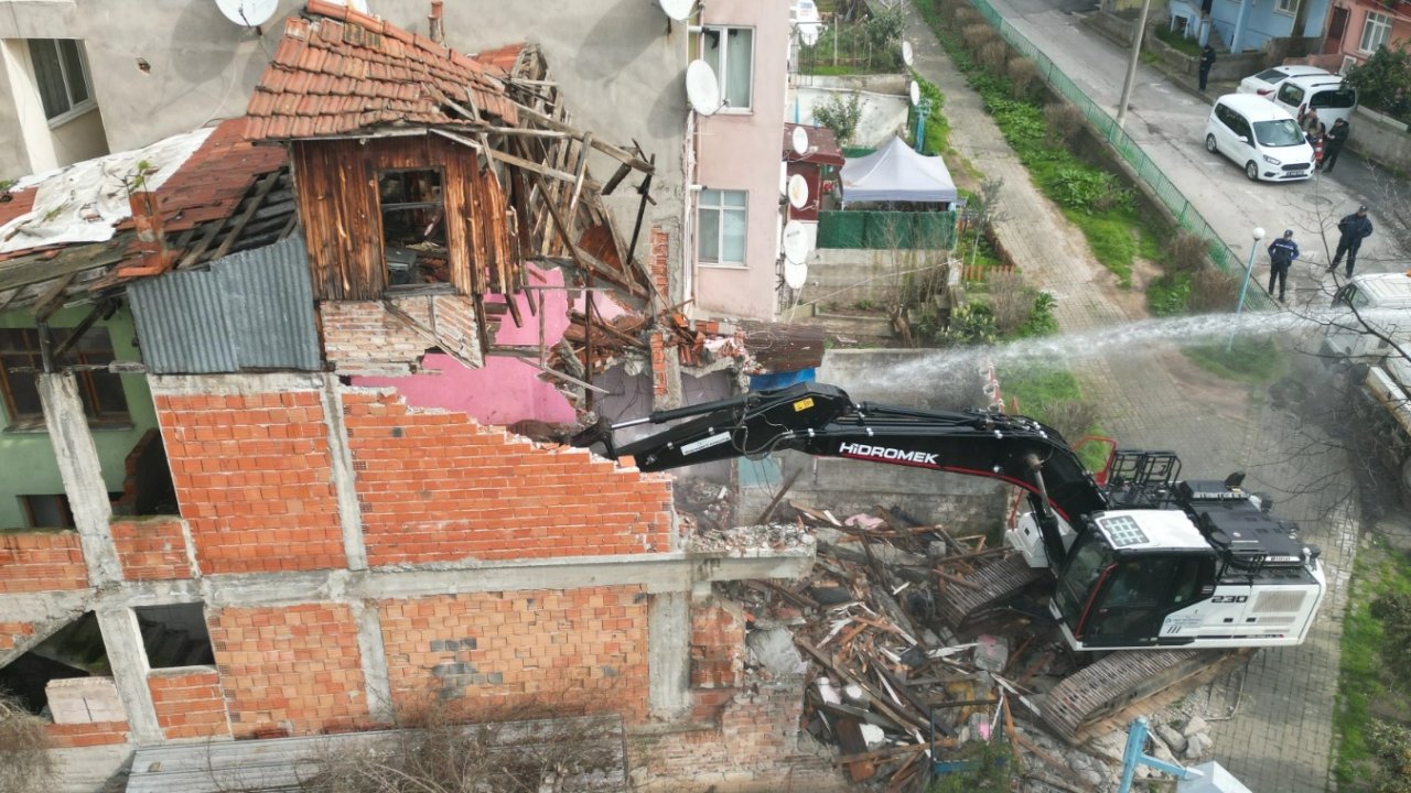 İzmit Kozluk’ta tehlike oluşturan metruk binaya yıkım