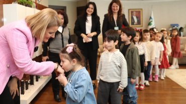 İzmitli miniklerden Fatma Başkan’a bayram sürprizi