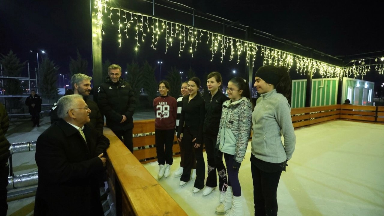Kayseri Açık Hava Buz Pateni pistinde çifte bayram