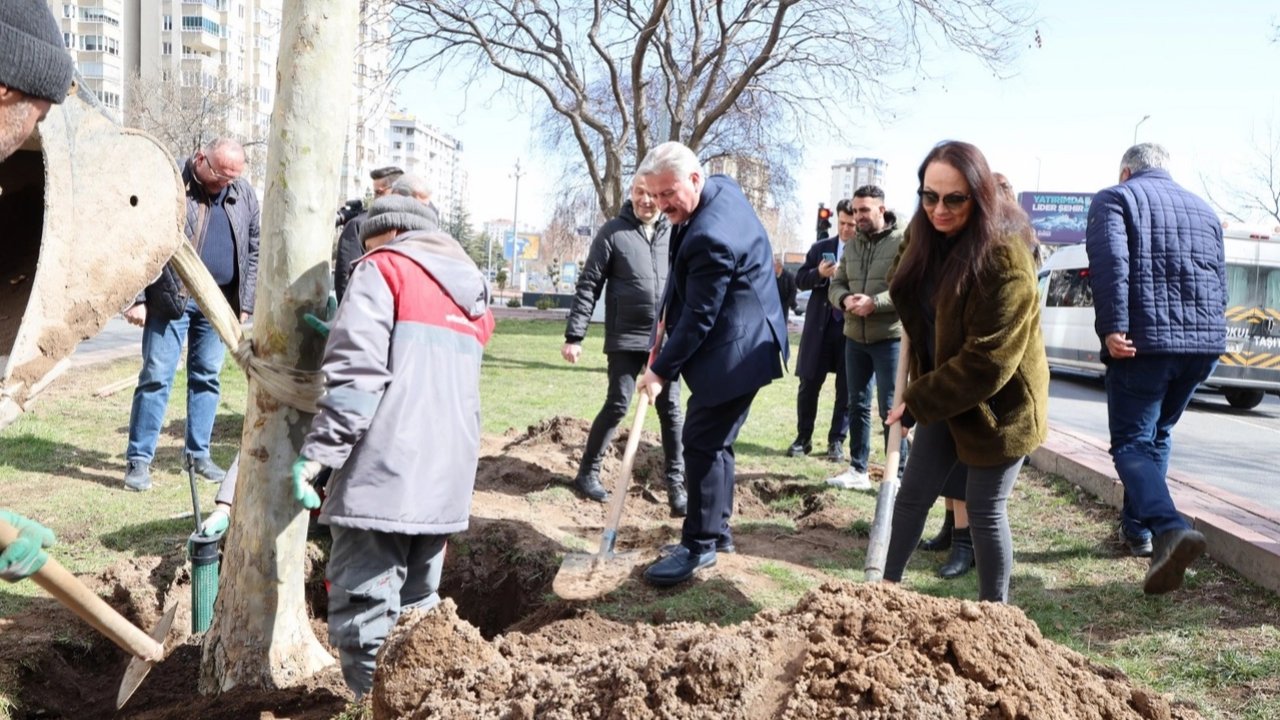 Kayseri Melikgazi'de bahar fidan dikimiyle geldi