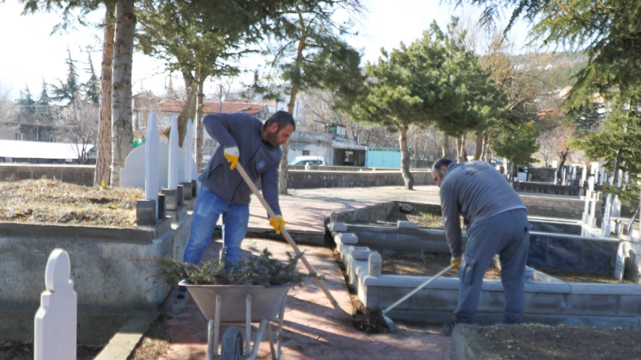 Kayseri Melikgazi'de mezarlıklarda bayram temizliği