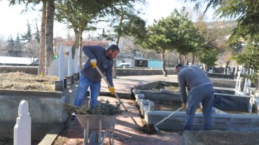 Kayseri Melikgazi'de mezarlıklarda bayram temizliği