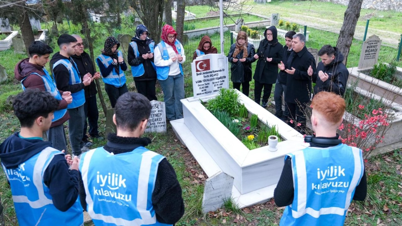 Kocaeli'de gençlerden şehitliğe saygı görevi