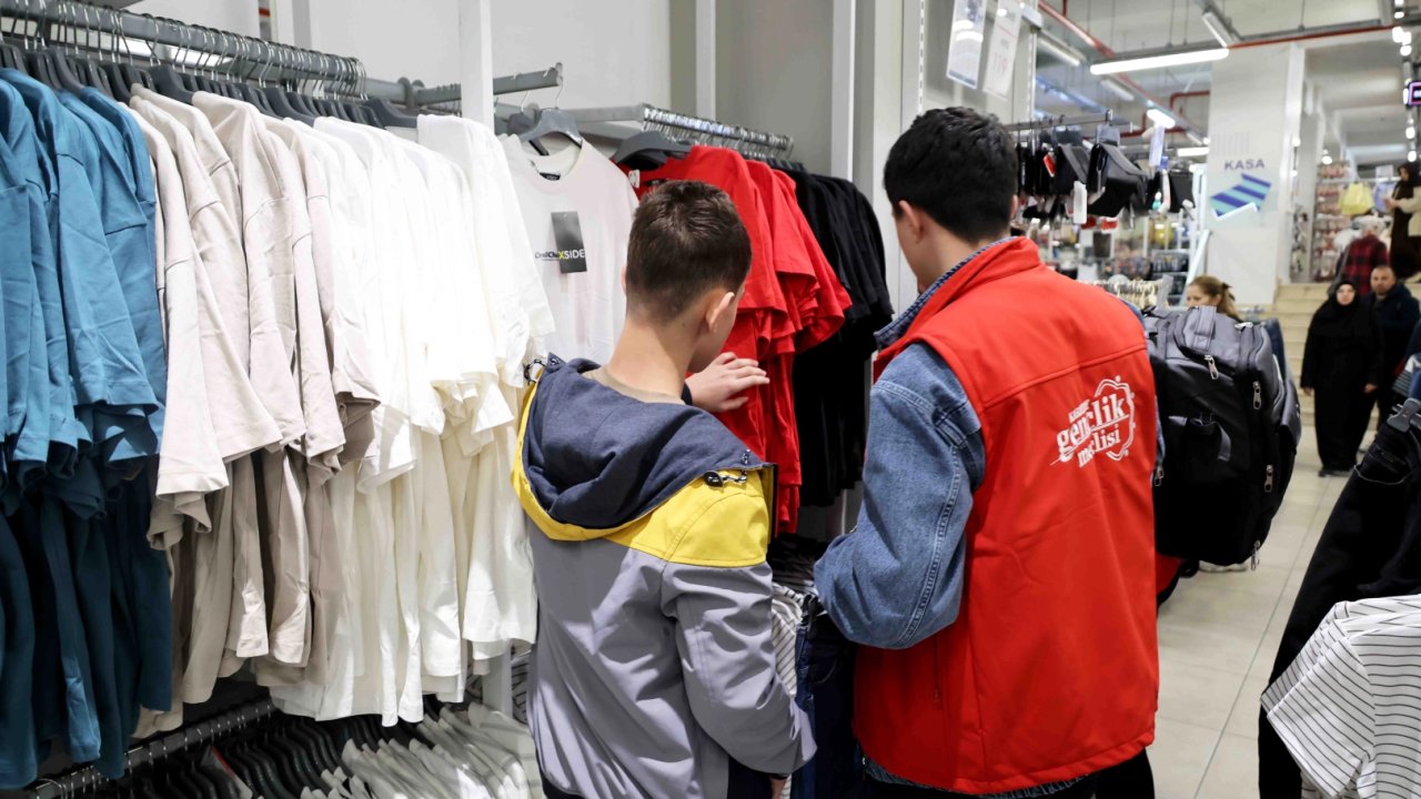 Konya Karatay Gençlik Meclisi'nden çocuklara bayram sürprizi