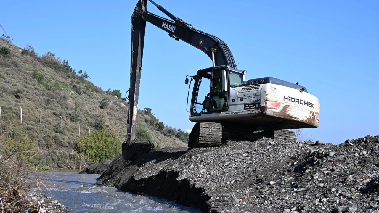 Manisa'da MASKİ Kırtık Deresi’ni temizledi