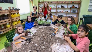 Mersin’de minik eller toprakla hayata dokunuyor