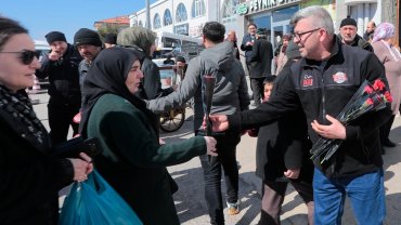 Nevşehir Belediyesi kadınlara binlerce çiçek dağıttı