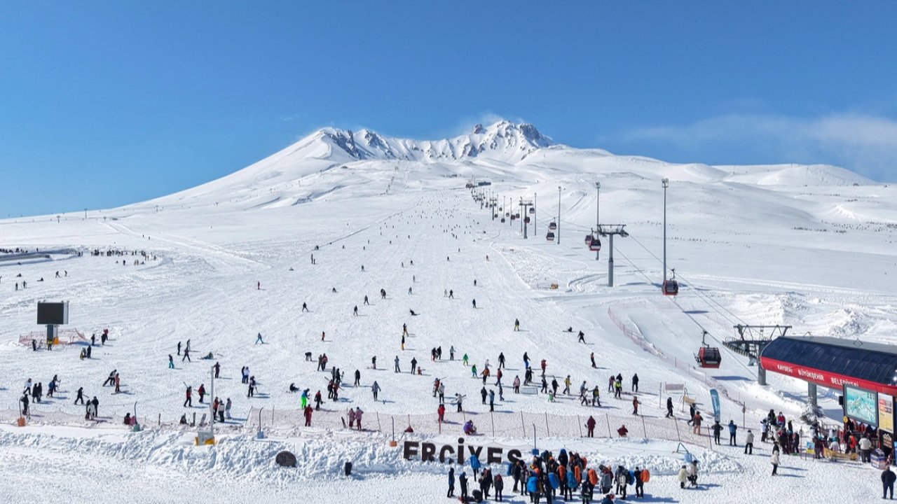Rekortmen Erciyes yeni kayakseverleri bekliyor