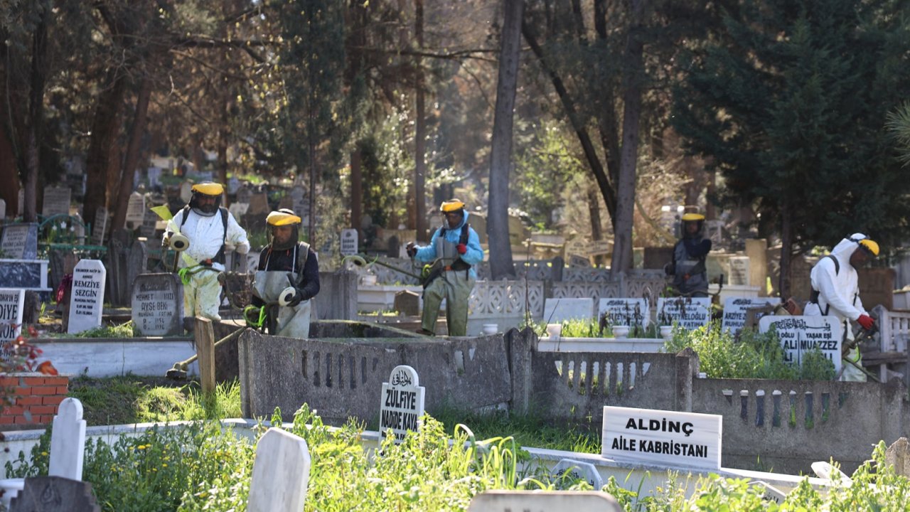 Sakarya'nın 16 ilçesindeki mezarlıklar bayrama hazırlanıyor