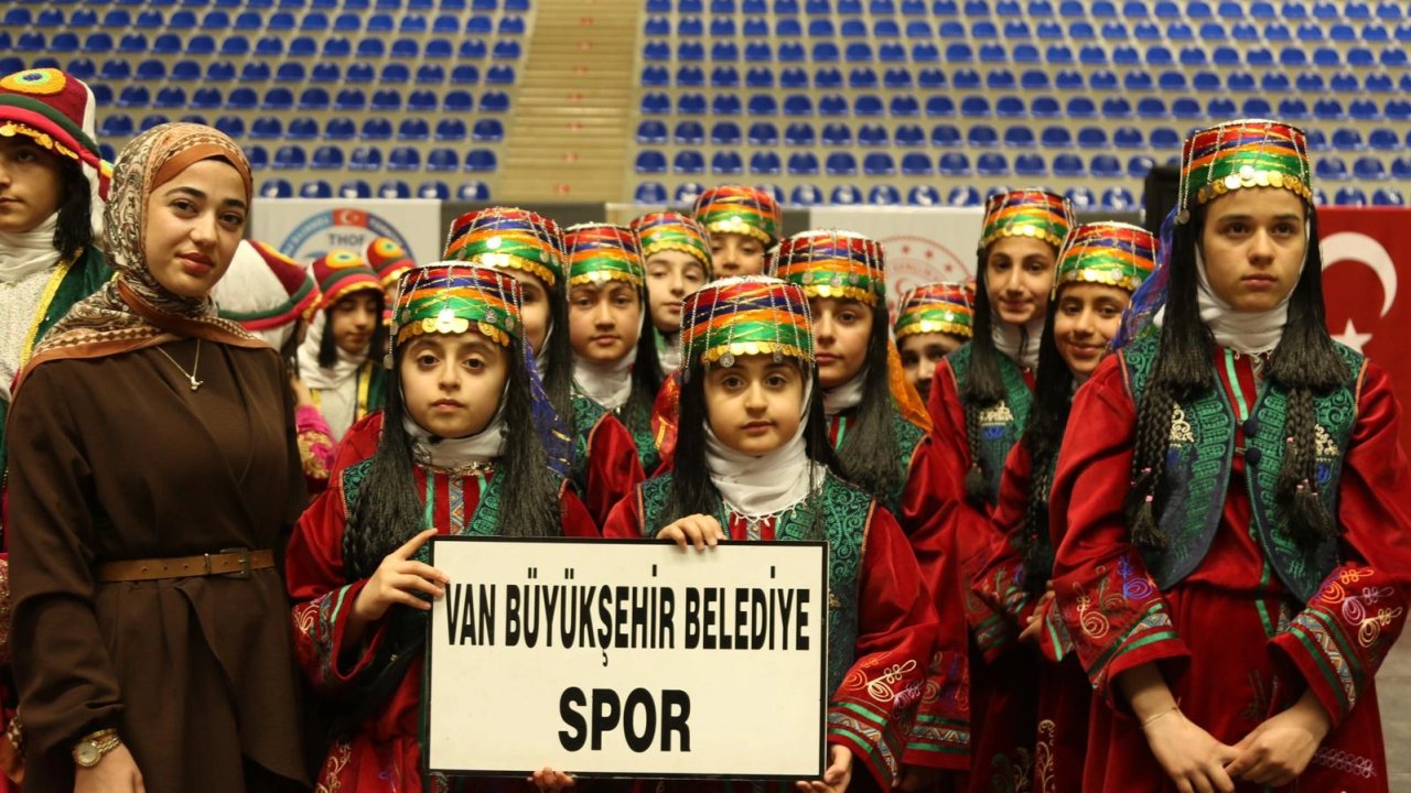Van Büyükşehir halk oyunlarında şampiyon