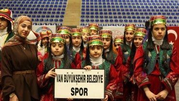 Van Büyükşehir halk oyunlarında şampiyon