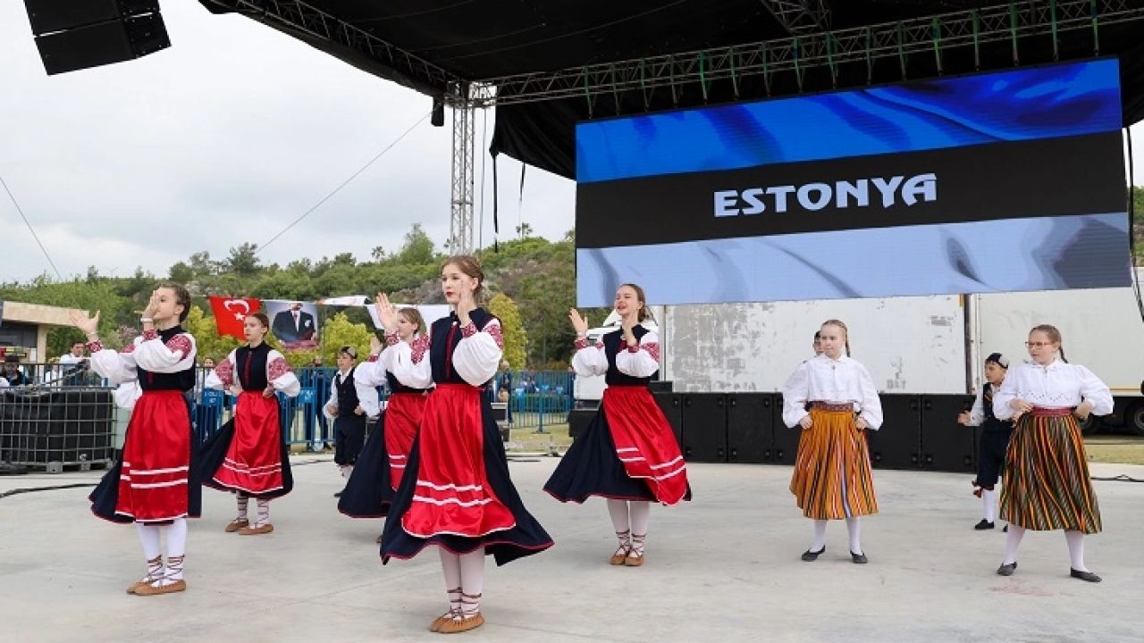 Antalya Çocuk Festivali renkli görüntülere sahne oldu