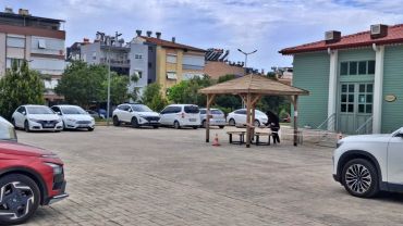 Kepez Cahit Zarifoğlu Kütüphane otoparkı akşamcı meskeni oldu